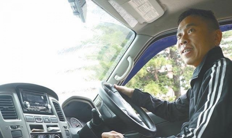 改裝貨Van成復康巴　的士司機笑住揸