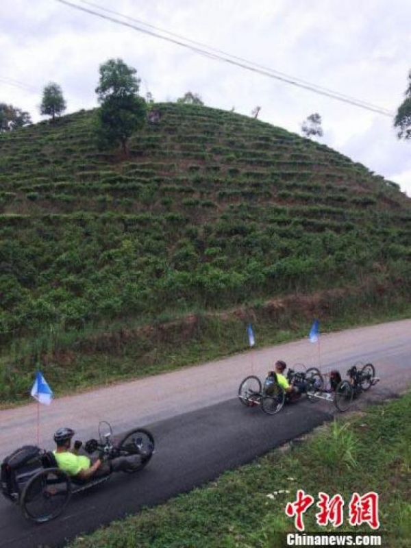 “手摇中国”团队在路上。