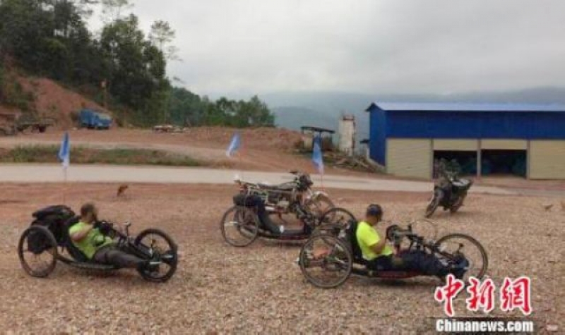 “手摇中国”团队在路边休息。