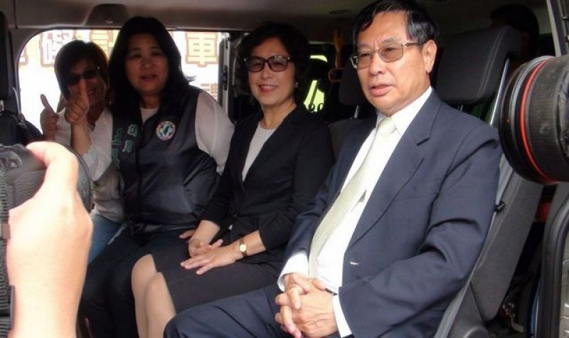 嘉义市长涂醒哲（右一）今天与陪身障者体验无障碍计程车，他说，无障碍计程车是无障碍交通网络的最后一哩服务，实践友善城市愿景。