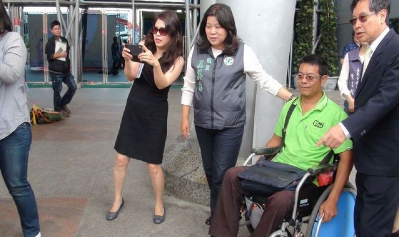 嘉义市长涂醒哲（右一）今天与陪身障者体验无障碍计程车，他说，无障碍计程车是无障碍交通网络的最后一哩服务，实践友善城市愿景。