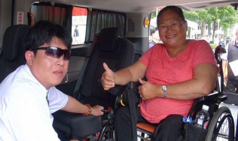 轮椅族福音！嘉义市首批、5辆无障碍计程车上路，让行动不便者也能走出家门，生活更精彩。