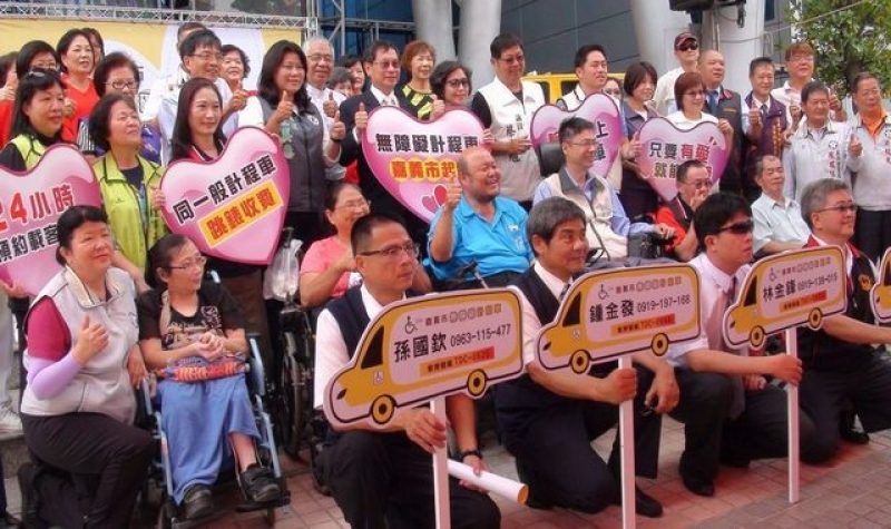 嘉义市长涂醒哲（中）感谢无障碍计程车司机的细腻服务，让城市更友善。