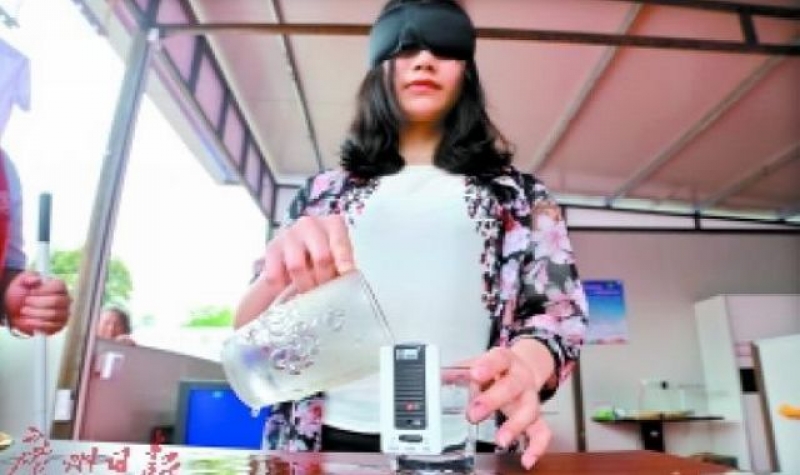 這是一個專門為視障人士設計的、水滿會“報警”的智能水杯。