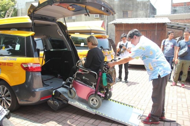 無障礙設施車隊的計程車特殊的設計，讓身障者搭乘更舒適。