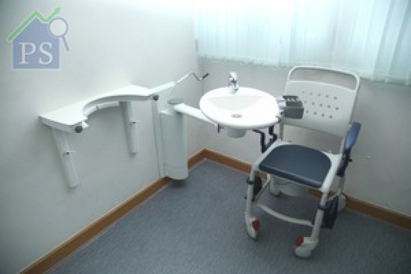 輪椅使用者如廁後的衛生問題，或者令當事人及其家人感到苦腦。有見及此，丹麥Ropox研發出一系列可靈活調節的輔助工具。