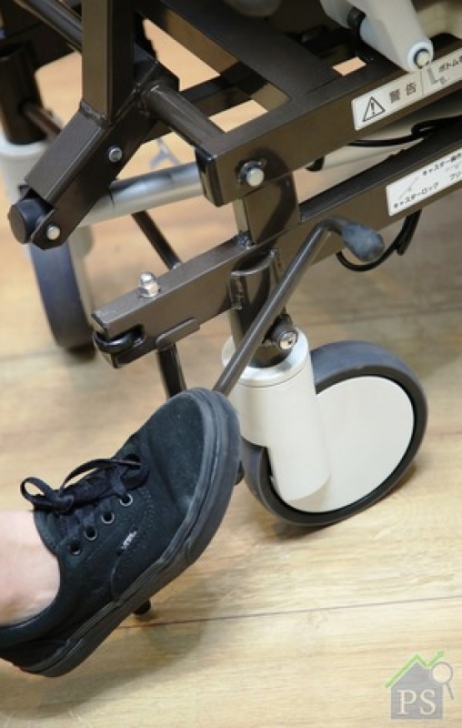 電動輪椅設有腳踏鎖，椅背同為床墊，使用上相對舒適。