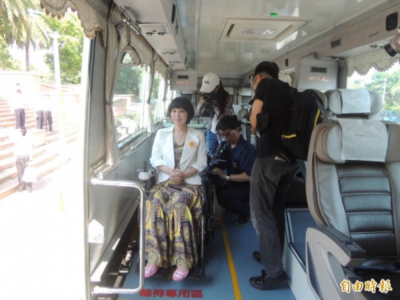 前立委杨玉欣搭乘统联国道客运全新的无障碍车辆。
