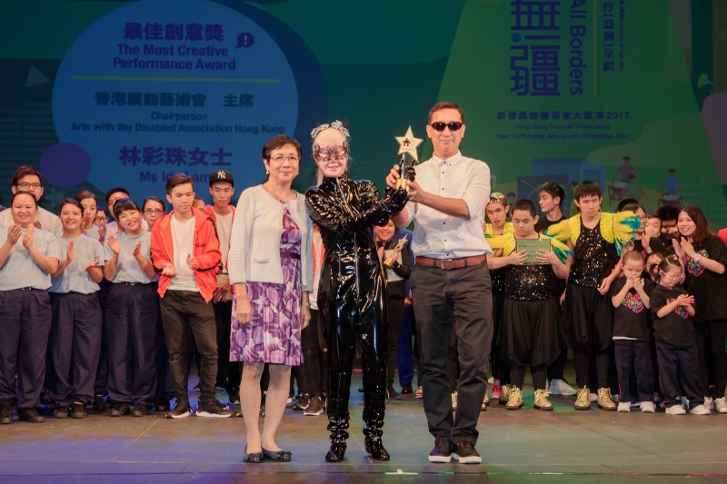 香港展能艺术会主席林彩珠女士(左)颁发最佳创意奖给邓丽铭