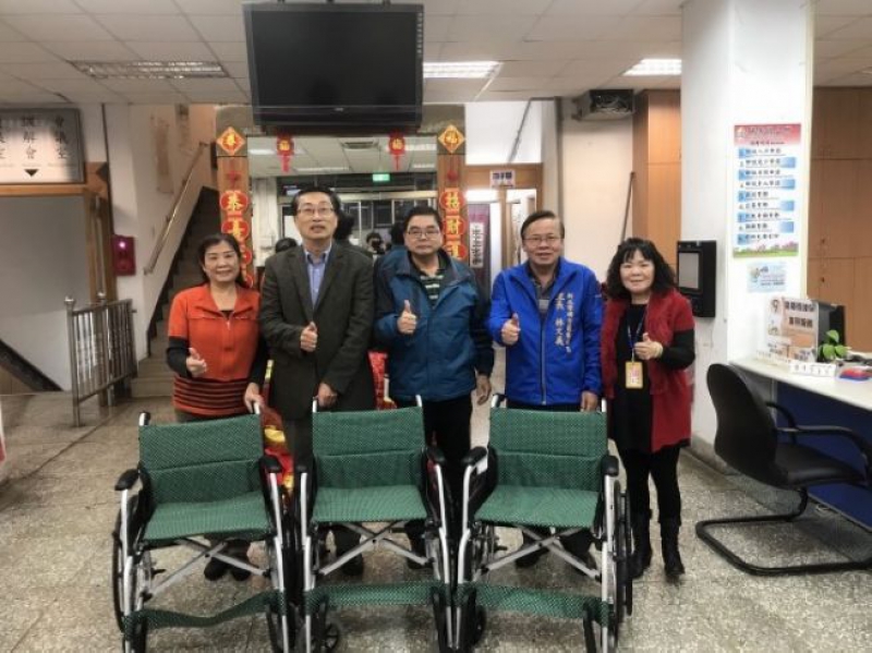 開工日喜訊，善心人士捐15部輪椅