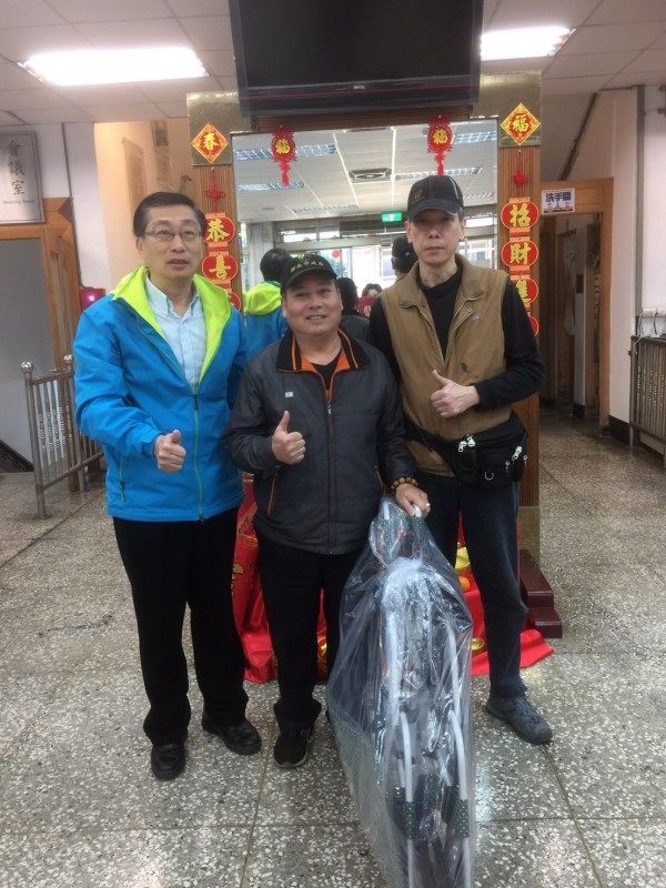 大年初六開工日，一早就有善心人士到新北市瑞芳區公所捐贈15部輪椅