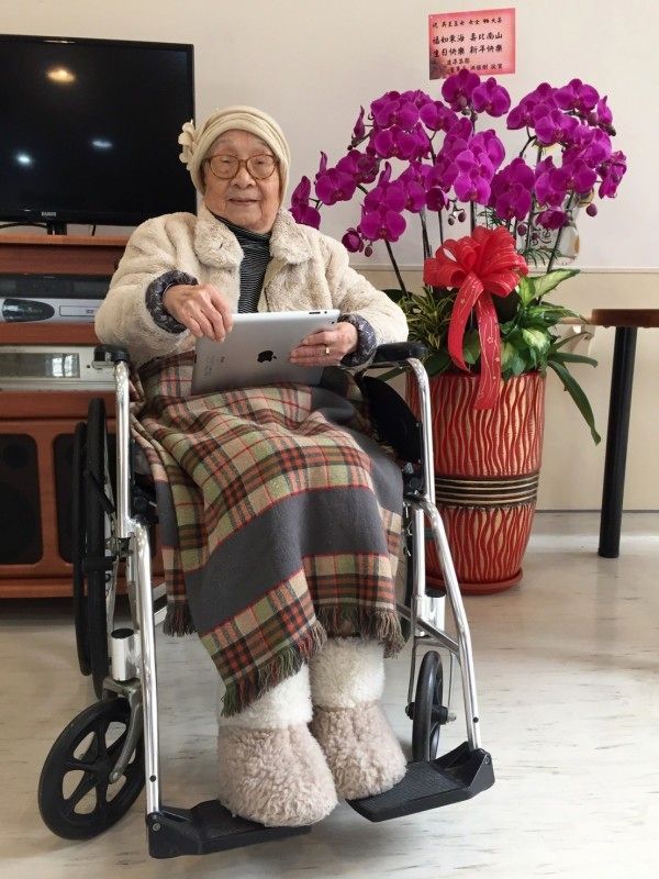 96歲阿嬤吳王玉精神十足，平日還能玩平板電腦
