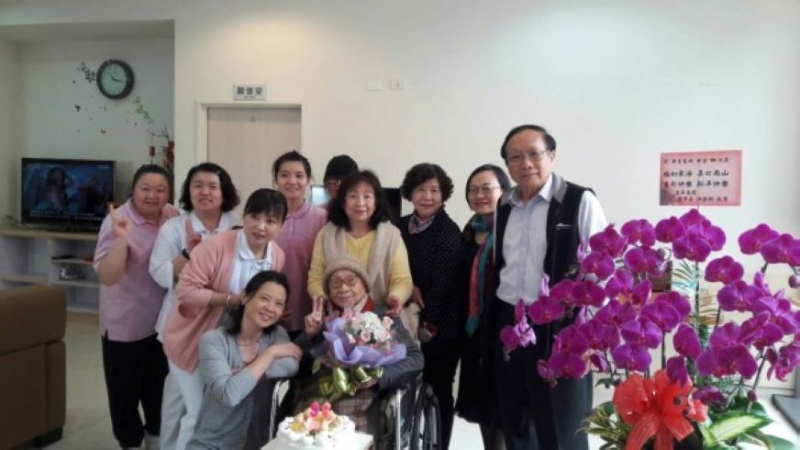 96歲Super阿嬤 「超霸氣」吹熄生日蛋糕蠟燭