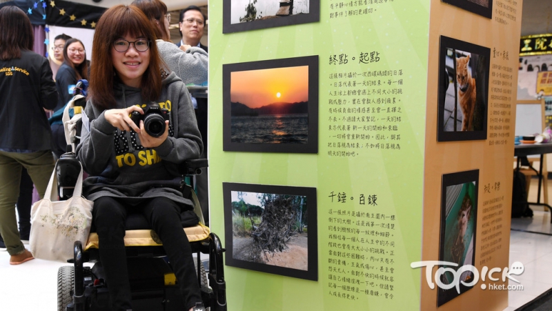 患先天大腦麻痺症謝添欣會全身乏力，所以要靠電動輪椅出入，但手部有限度活動可寫字和拍照