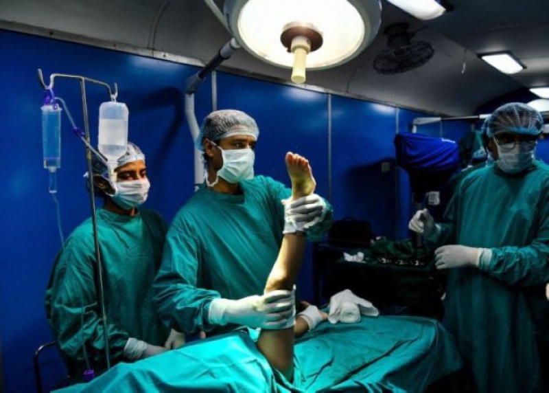 车厢内有设备完善的手术室