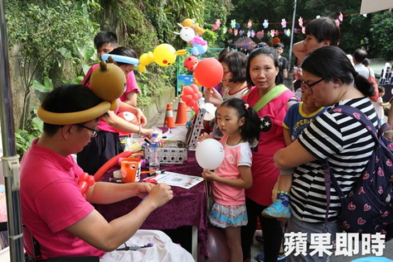刘炫成在街头表演，总是吸引大人、小朋友排队，人气相当旺