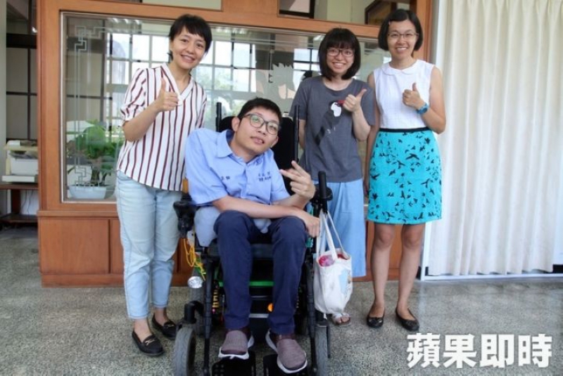 坐輪椅還到醫院當志工　肌肉萎縮生獲總統教育獎