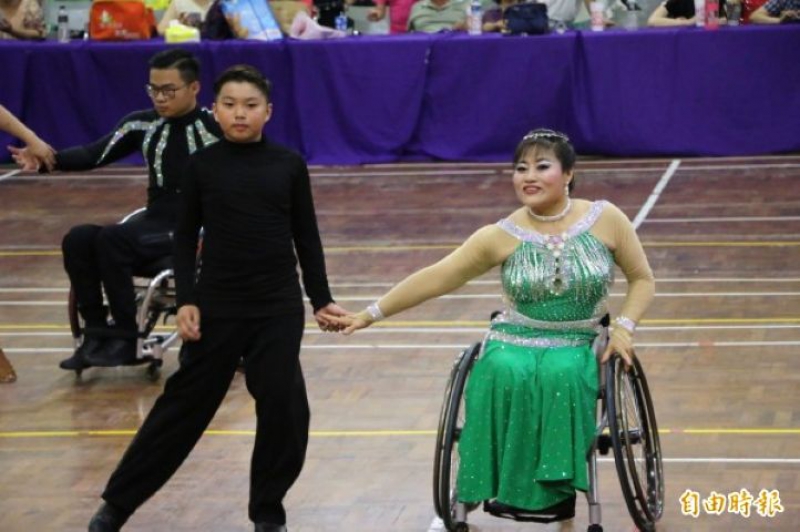 廖碧珍熟練的技巧與自信體態絲毫不輸一般人