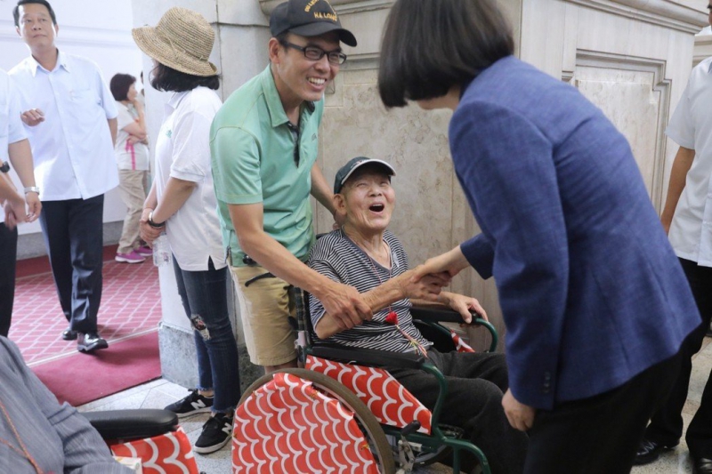 台北市社区银发族长期照顾发展协会今天带著爷奶参访总统府，蔡英文总统及副总统陈建仁前来与爷奶握手合影