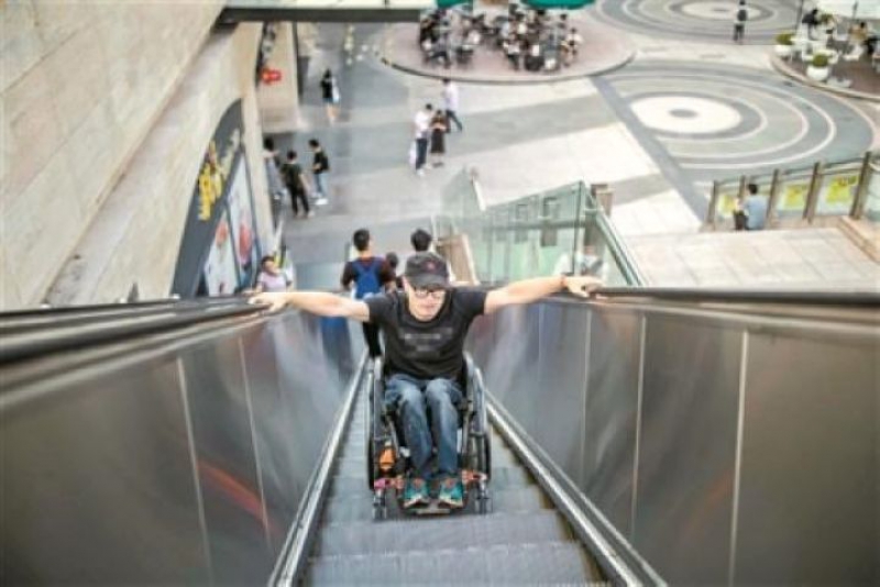 张健用手臂力量乘坐电梯