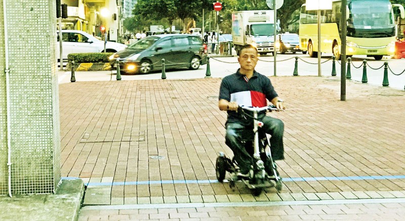 复康事务委员会委员王国英称，自己几年前已用电动轮椅代步，方便又好使。