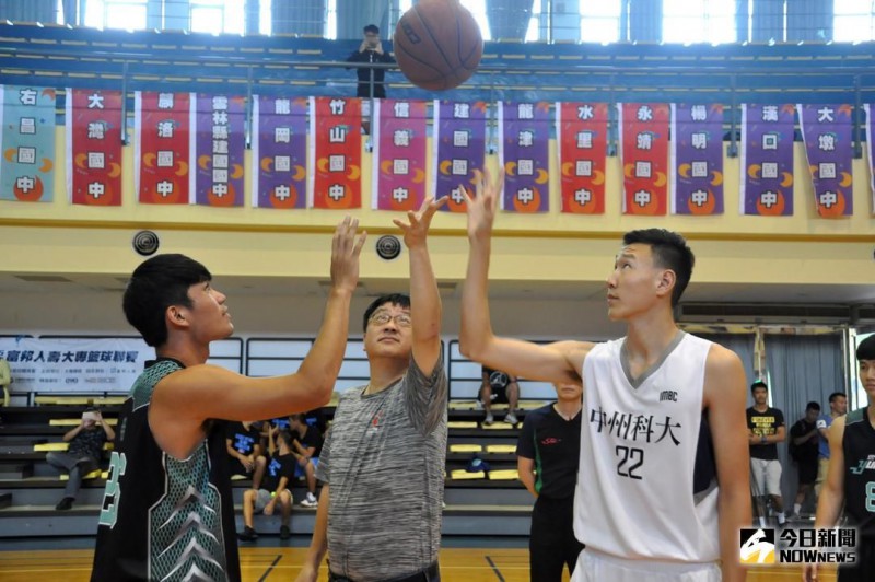 开幕战是大专男生组中州科大vs.云林科大，由中州科大柴云清副校长开球