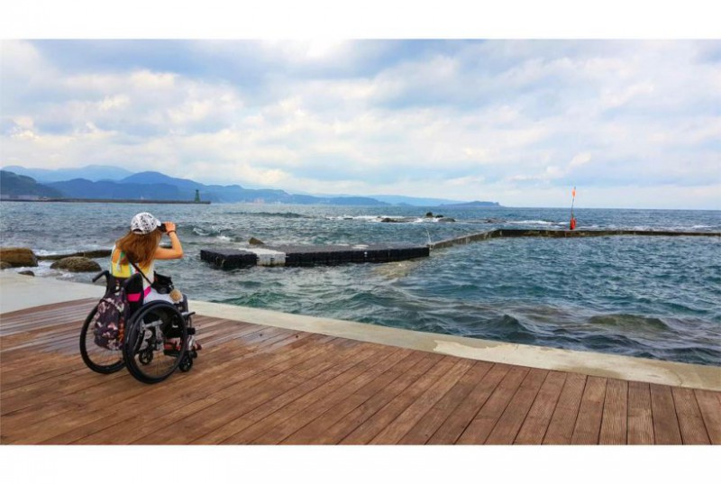 各國家風景區逐漸建置無障礙友善環境，提供更多便利。圖為身障朋友樂遊和平島