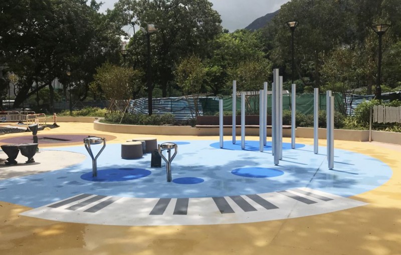 游乐场「音乐感官」主题区设有不同的音乐小玩意，如敲击乐管、鼓等