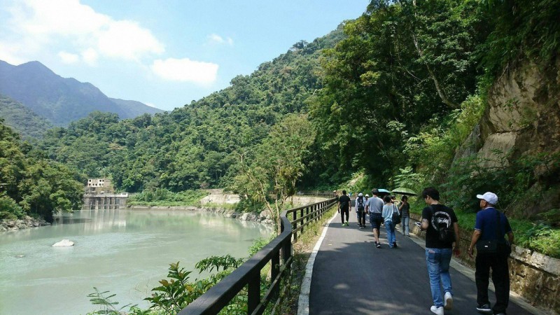 新北市乌来的内洞森林游乐区重新修缮开放后，观瀑步道坡度平缓，轮椅族或推婴儿车都能轻松前往