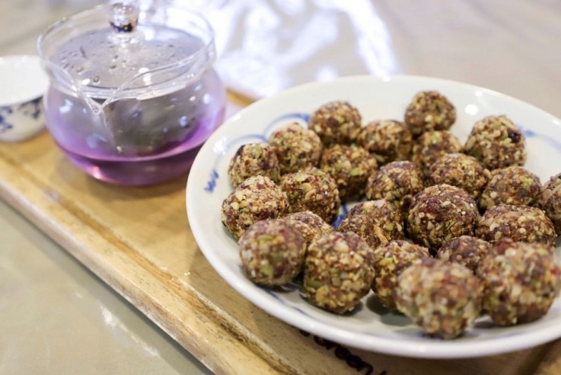终于可以享用自己亲手制作的能量球小食及香草茶