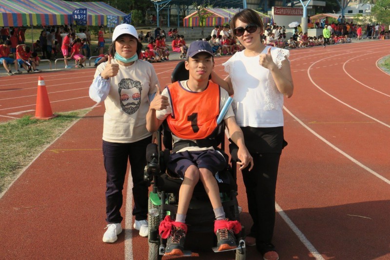 影／不留遗憾 重残生用轮椅完成人生第一次大队接力