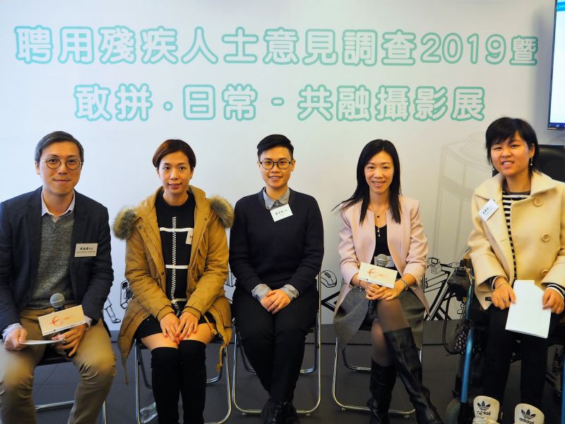 大會司儀梁振康先生，與分享嘉賓（左2起）黃棋炘女士、康貝渝女士、龔卓琳女士、黃靜茹女士於台上分享及與傷殘僱員共事的模式及方法