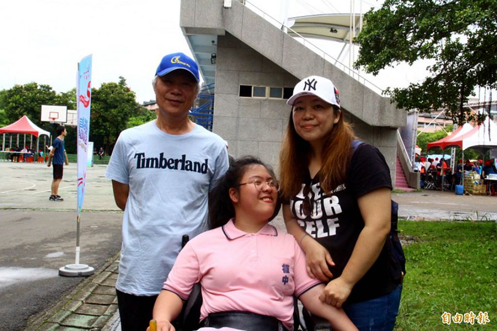 身障生乐观面对人生 董芷妤：尽力做就对了