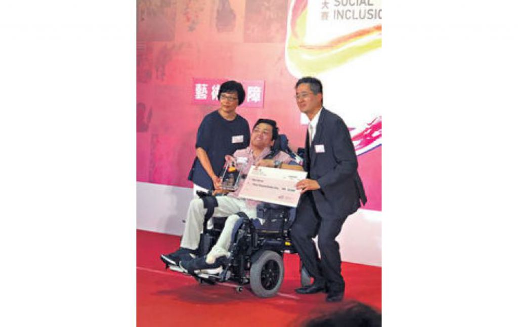 商经局副局长陈百里颁发冠军奖座和3万元奖金予陈旭