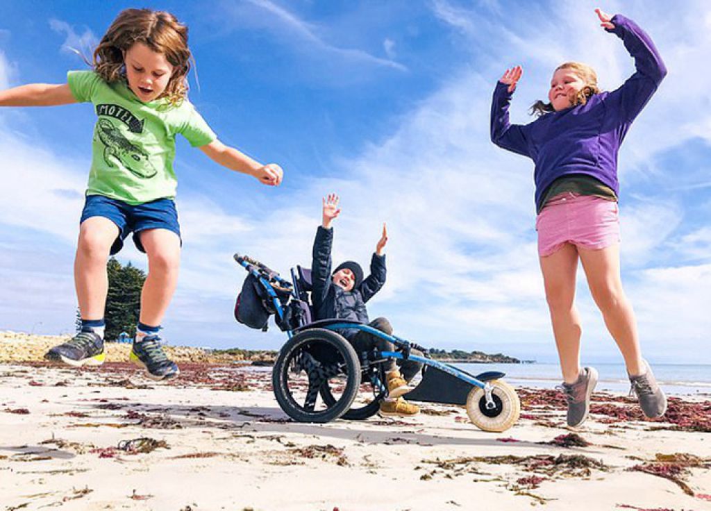 腦癱少年望看世界 家人圓心願走遍30國