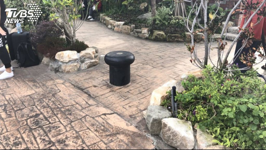 香蕉码头设障碍　家长推车用「扛」的