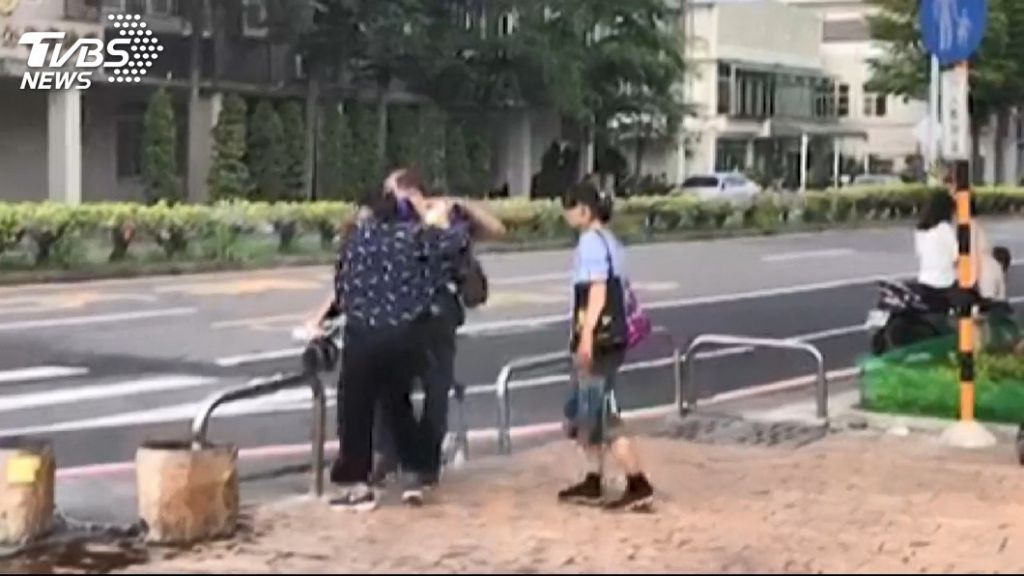 香蕉码头设障碍　家长推车用「扛」的