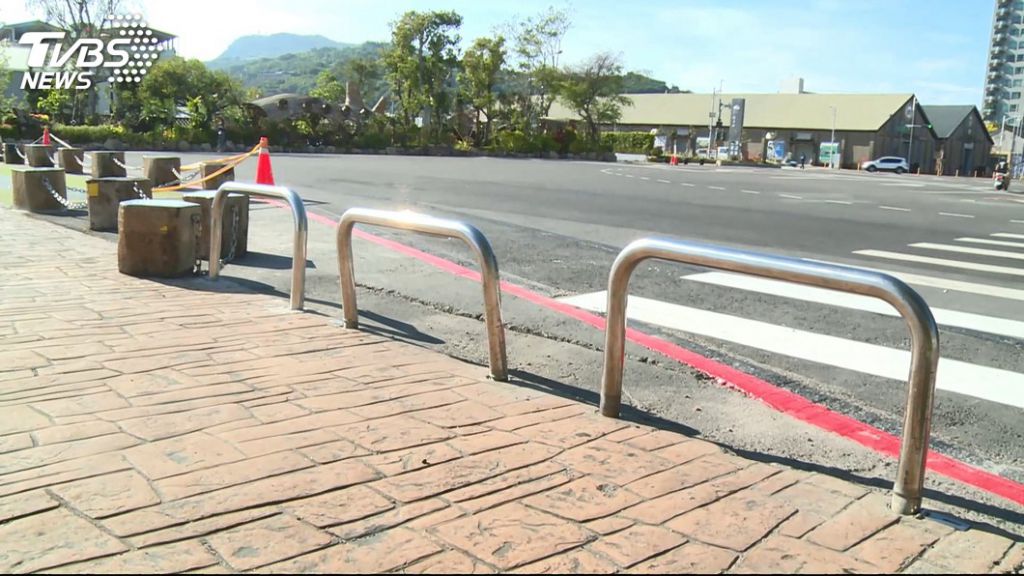 香蕉码头设障碍　家长推车用「扛」的