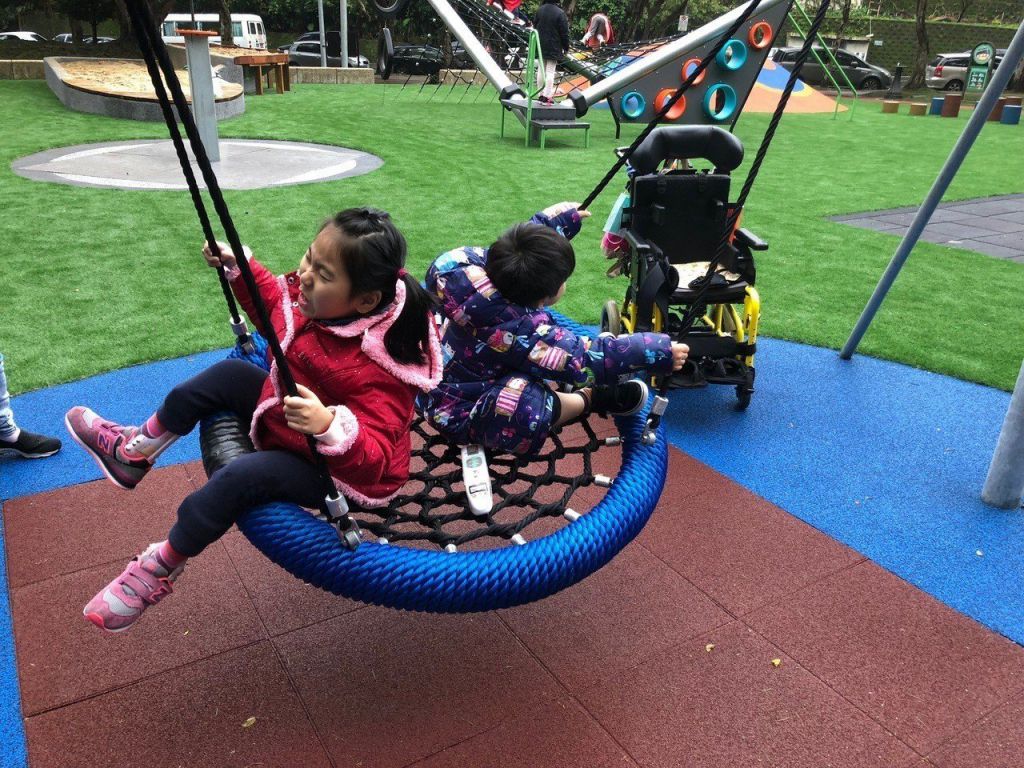 罕妈推游戏平权 终于看见女儿荡秋千的笑容