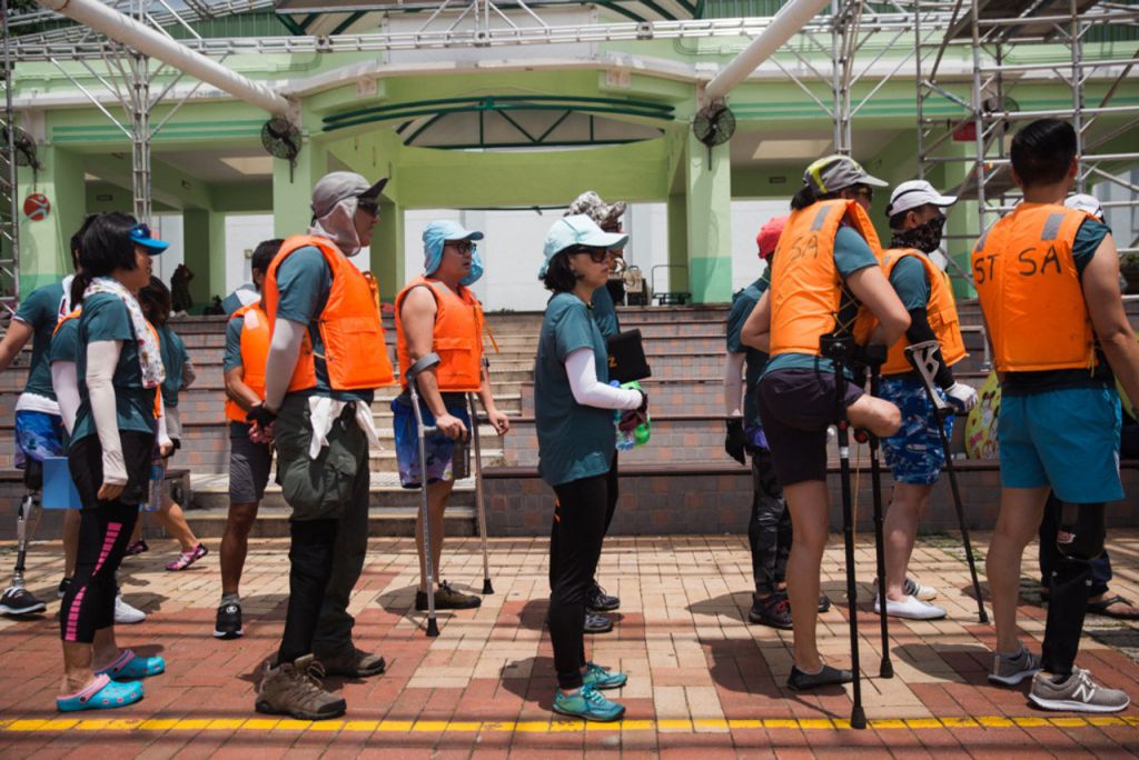 为了活动方便及保护义肢避免受海水中盐份侵蚀导致损毁，文凤选择脱下义肢