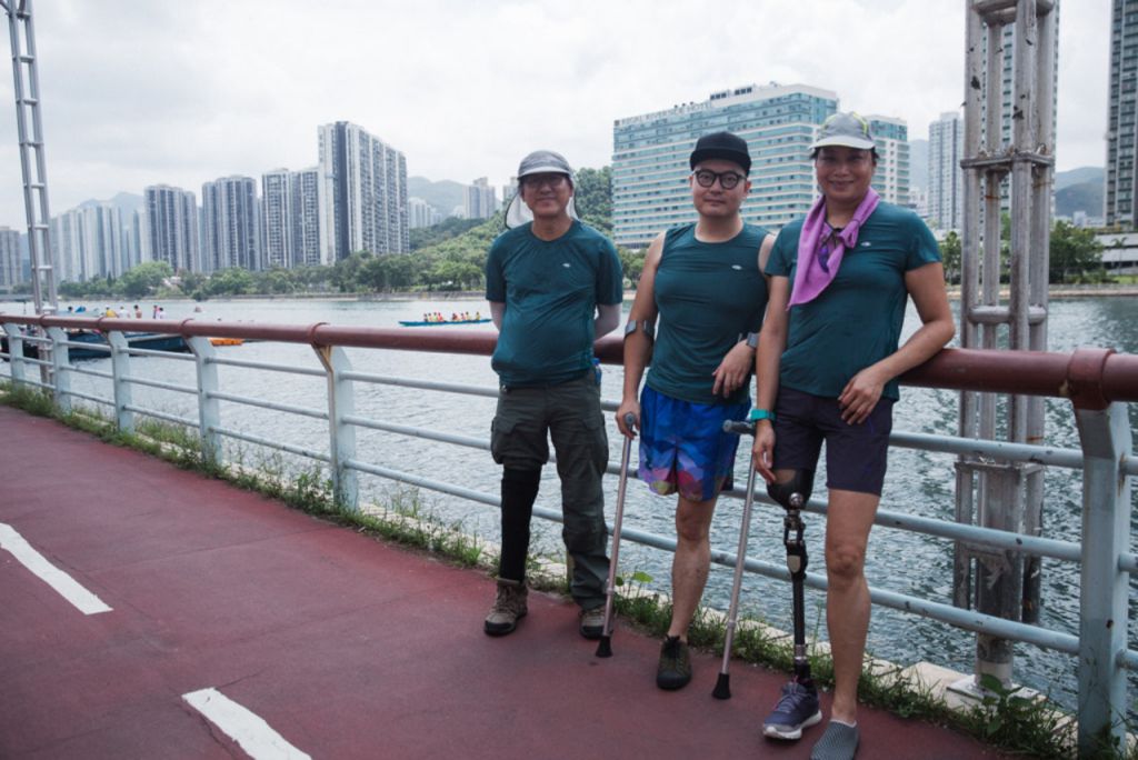 今天Paul（左一）穿上长裤练习，裤管把义肢部位都遮掩起来，骤眼望去，他与健全人士无异。现在他于国际企业任职高层，负责亚太区业务。常说残疾人士求职难，他仿佛是正面激励教材。「见工时老板没问我，同事也不