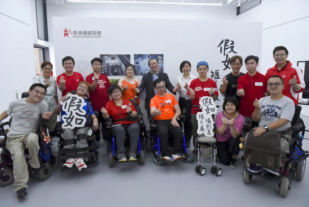 香港傷健協會主席何永煊（後排5）與參與是次展覽的會員合照