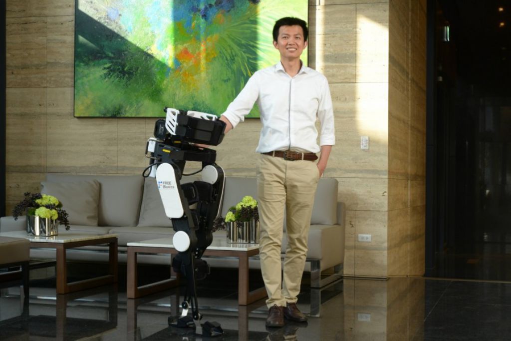 助傷友站立、復健！要價百萬元的仿生機器人，福寶科技推到府租賃