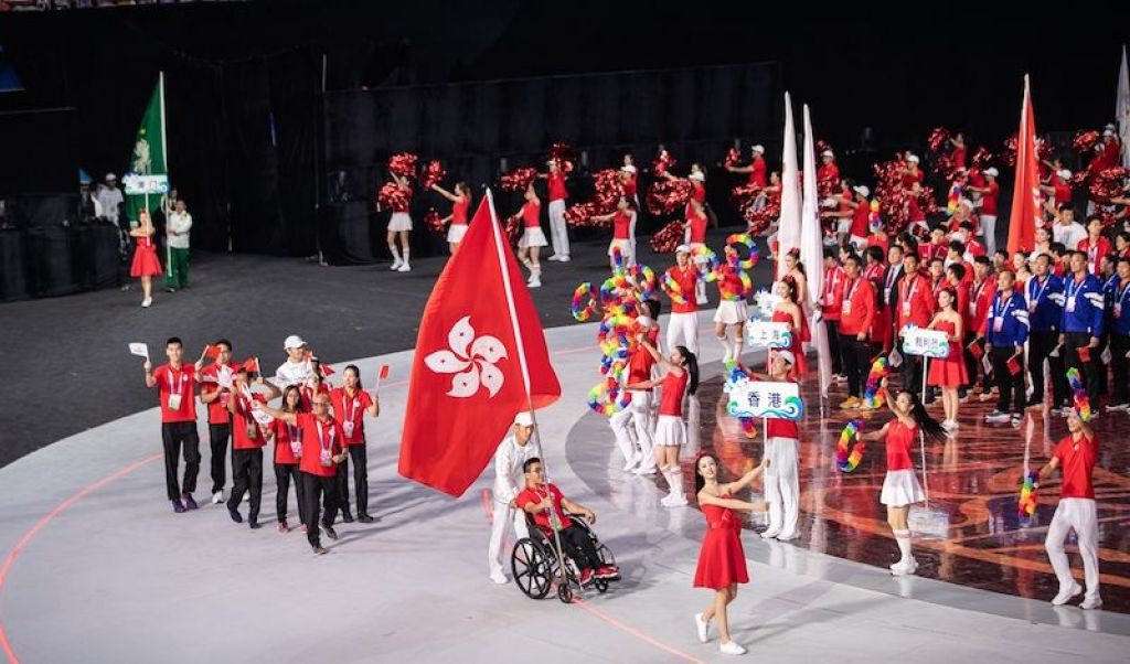 殘疾人全運會天津揭幕 輪椅籃球員鄭恩強持旗領港隊進場