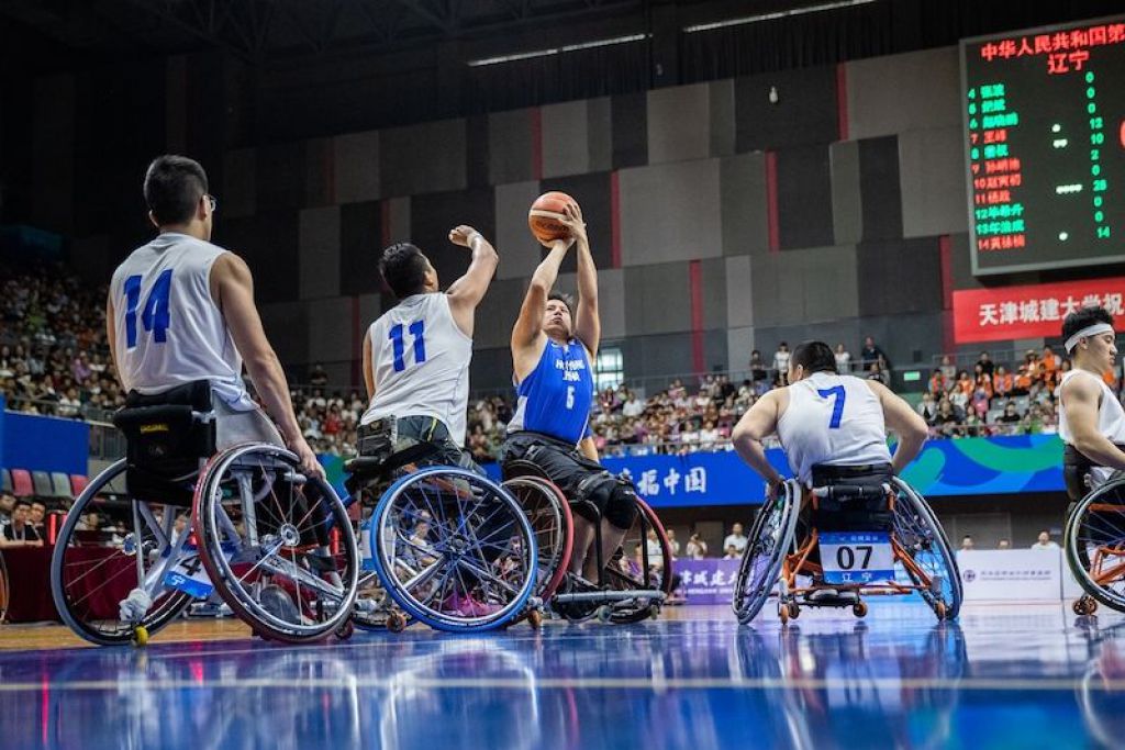 殘疾人全運會天津揭幕 輪椅籃球員鄭恩強持旗領港隊進場