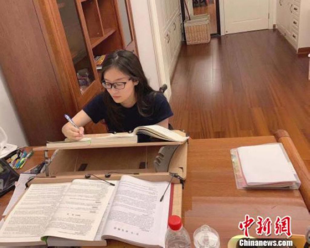 “90后”轮椅女孩：身体不便决定不了人生方向