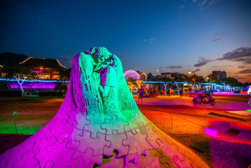 「八里沙雕展」延至11/12！顺便跟南瓜马车、高跟鞋拍美照