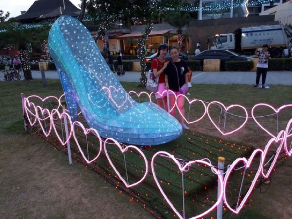 入夜后南瓜马车点灯，相当浪漫