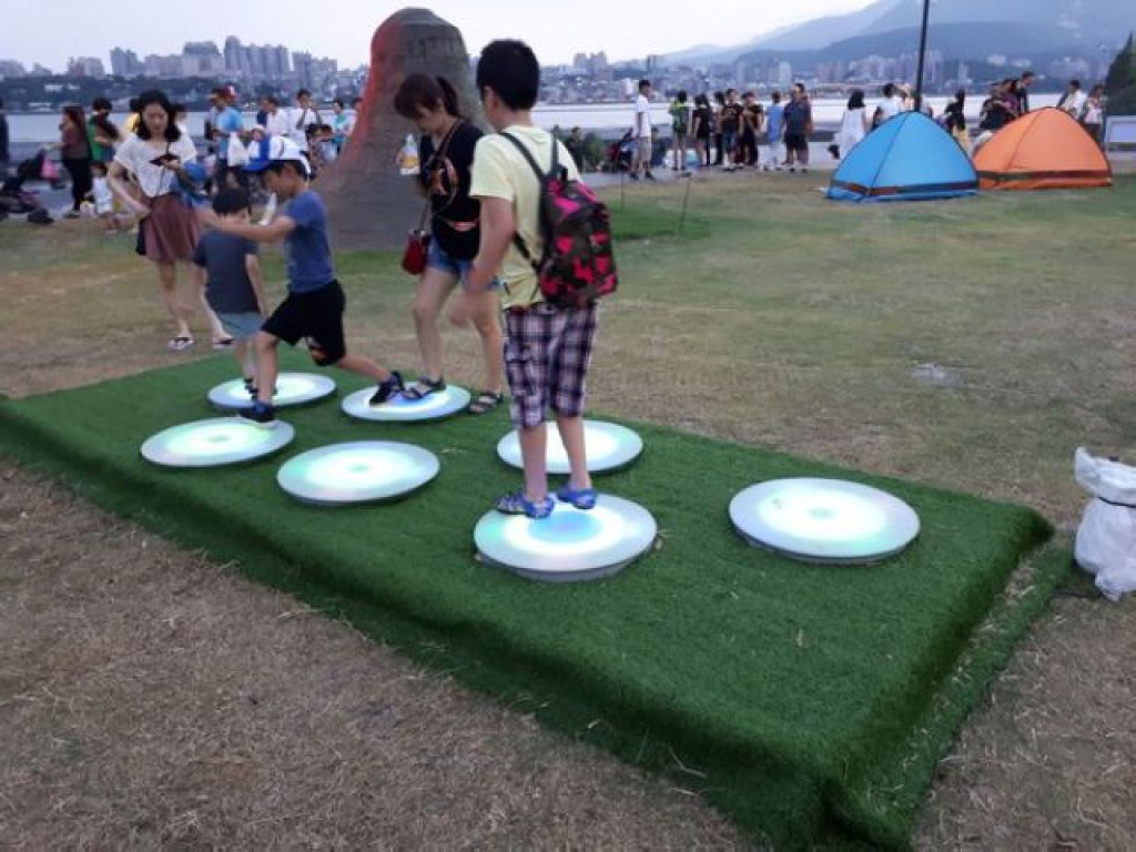 琴键设施让小朋友玩得不亦乐乎