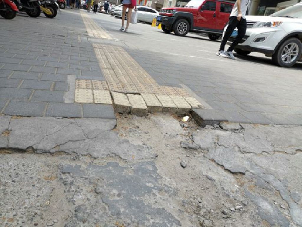 魏鹏刚调研西安道路无障碍设施发现的情况：有的坡道断裂，或乾脆无坡道